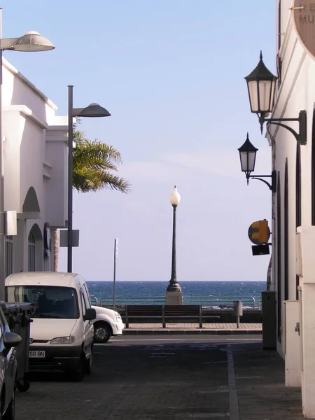 背景にArrecifeと海の通りの景色 Arrecifeはランサローテで最大の首都であり カナリア人です 旅と建築のコンセプト — ストック写真