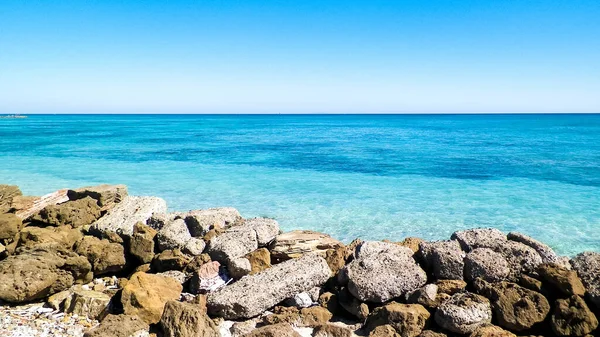Камни Пляже Ваде Прозрачная Бирюзовая Вода Белый Песок Концепция Путешествия — стоковое фото