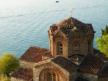 Kaneo 'daki Aziz John Manastırı. Mimarlık, turizm ve din kavramı. Kaneo 'daki Aziz John Kilisesi Ochrid Gölü kıyısındaki en karakteristik kiliselerden biridir..