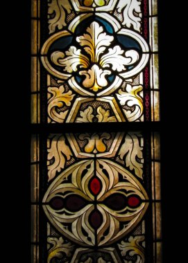 Mimari arka plan olarak lekeli camlar. Frombork 'ta baş-görüşürüz. Sanat geçmişi. Frombork Katedrali 'nde Aziz Andrew.