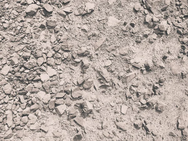 Kahverengi, Kanarya çölü ve arka plan olarak kayalar. Tipik Lanzarote adası toprağı. Boşluğu kopyala, doğa kavramı.