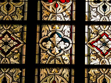 Mimari arka plan olarak lekeli camlar. Frombork 'ta baş-görüşürüz. Sanat geçmişi. Frombork Katedrali 'nde Aziz Andrew.