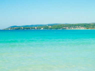 İtalya, Vada 'da sahil ve sahil. Şeffaf, turkuaz su ve beyaz kum. Seyahat ve doğa kavramı.