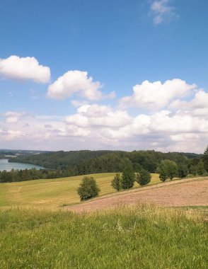 Tepeler, çayırlar ve güzel Ostrzyckie Gölü, Kashubia, Polonya manzarası..