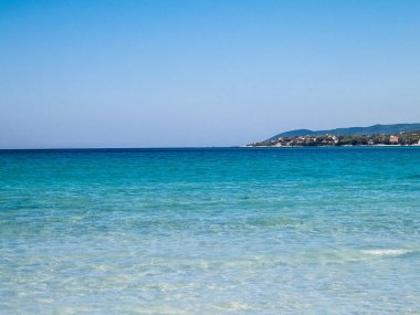 İtalya, Vada 'da sahil ve sahil. Şeffaf, turkuaz su ve beyaz kum. Seyahat ve doğa kavramı.