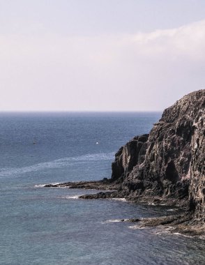 Lanzarote adası kayalıklarının deniz manzarası. Rocky Coast, doğa konsepti..