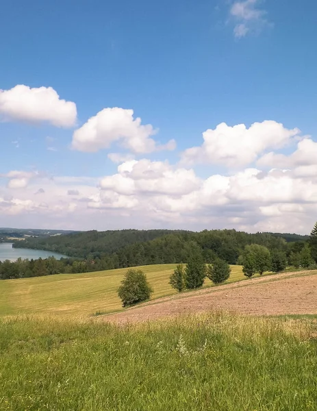 Tepeler, çayırlar ve güzel Ostrzyckie Gölü, Kashubia, Polonya manzarası..