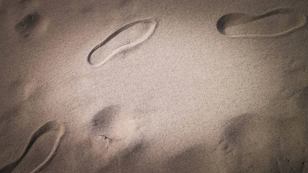 砂の上に靴のプリント コピースペース 自然背景 — ストック写真