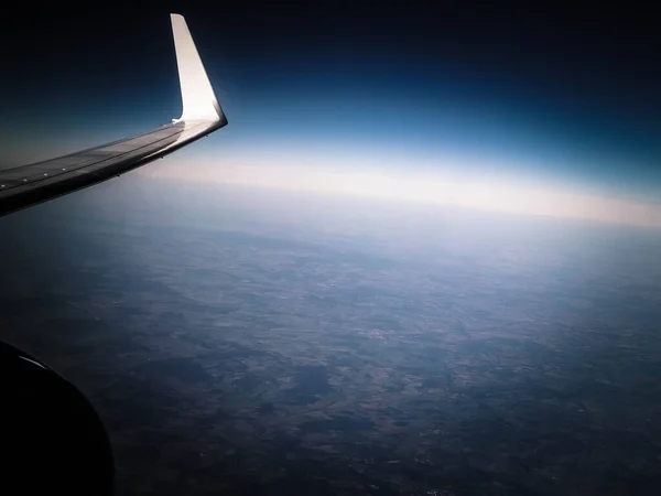 惑星地球上の飛行機の窓からの眺め 飛行機のエンジンと翼 交通機関の概念 — ストック写真