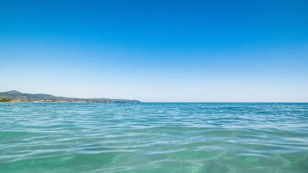 海岸線でヴァダ トスカーナ イタリア 青い空の背景に夏の日 ティレニア海の水で地中海性の自然 休暇と自然概念 スペースのコピー — ストック写真