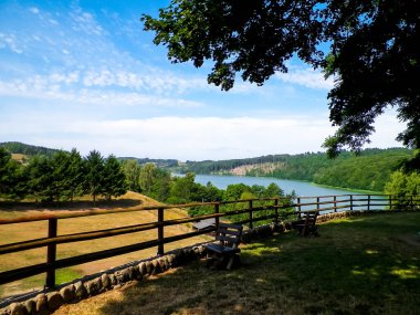 Kolano, Wiezyca Bölgesi, Polonya 'daki Ostrzyckie Gölü' nün güzel manzarası. Doğa, seyahat ve turizm konsepti.