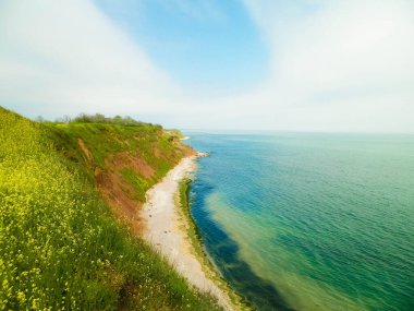 Karadeniz kıyılarındaki uçurumlar. Romanya 'nın Vama Veche kentinde kayalıkların manzarası ve plaj. Doğa ve seyahat kavramı.