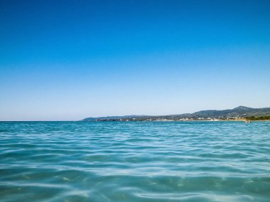 İtalya, Vada 'da sahil ve sahil. Yaz gününde, Tırren Denizi 'nin şeffaf, turkuaz suyu. Seyahat ve doğa kavramı.