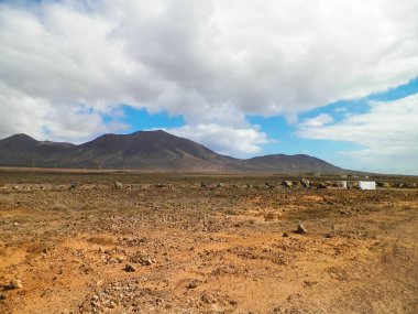 Çöl - Lanzarote 'nin tipik manzarası, Kanarya Adaları. Seyahat ve doğa kavramı.