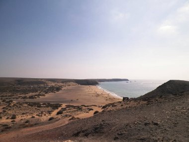 Güzel Kanarya kıyıları. Doğa konsepti, Lanzarote Adası manzarası ve deniz kıyısı, Papagayo plajı. Lanzarote, Kanarya adalarının bir parçasıdır.
