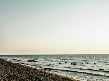 Polonya 'nın Baltık Denizi kıyısındaki kumlu bir sahilde gün doğumu Polonya doğası ve keşif kavramı. Boşluğu kopyala.