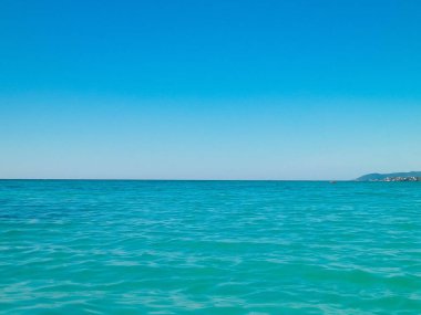 Tiren Denizi 'nin turkuaz suyu. Seyahat ve doğa kavramı. Güneşli bir yaz günü. Boşluğu kopyala.