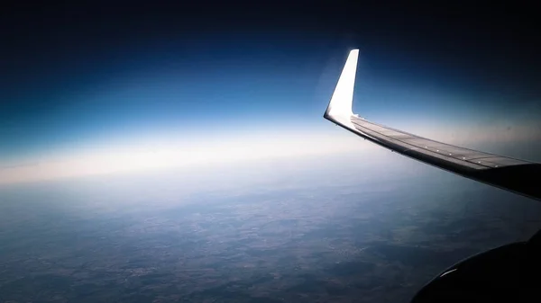 从地球上的平面窗口看 飞机引擎和机翼 旅行和运输概念 — 图库照片