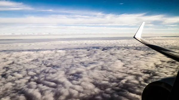 Blick Auf Weiße Wolken Und Flugzeugtriebwerk Und Flügel Verkehrskonzept Kopierraum — Stockfoto