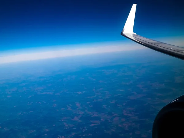 Vista Janela Plana Planeta Terra Avião Enginie Asa Conceito Viagem — Fotografia de Stock