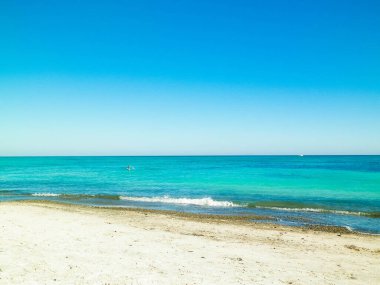 Vada 'daki kumsal, şeffaf, turkuaz su ve beyaz kum. Seyahat ve doğa kavramı.