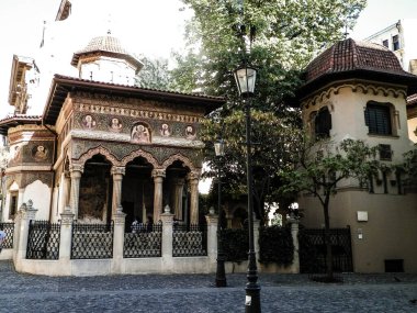 Romanya 'nın Bükreş kentindeki Stavropoleos Manastırı Kilisesi. Mimarlık, din ve keşif kavramı.