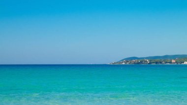 İtalya, Vada 'da sahil ve sahil. Şeffaf, turkuaz su ve beyaz kum. Seyahat ve doğa kavramı.