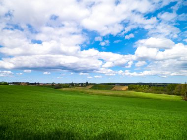 Kashubia bölgesindeki yeşil alanlar, Kuzey Polonya. Bulutlu bir gün, seyahat ve doğa konsepti.