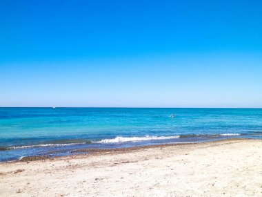 Vada 'daki kumsal, şeffaf, turkuaz su ve beyaz kum. Seyahat ve doğa kavramı.