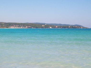 İtalya, Vada 'da sahil ve sahil. Şeffaf, turkuaz su ve beyaz kum. Seyahat ve doğa kavramı.