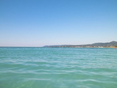 Vada, İtalya 'nın deniz ve kıyıları. Şeffaf, turkuaz su ve beyaz kum. Seyahat ve doğa kavramı.