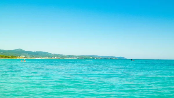 海岸と透明 ティレニア海のターコイズブルーの水 旅行や自然コンセプト 晴れた夏の日 スペースのコピー — ストック写真