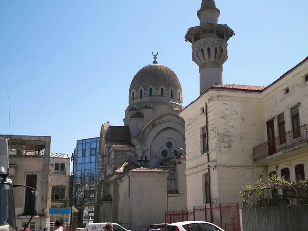 Eski Constanca kasabasındaki I. Carol Camii. Mimarlık ve din kavramı.