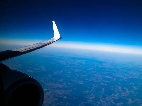 Blick Aus Dem Flugzeugfenster Auf Den Planeten Erde Flugzeugtriebwerk Und — Stockfoto