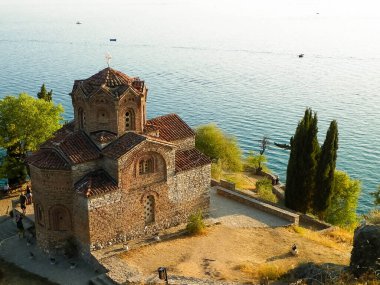 Kaneo 'daki Aziz John Manastırı. Mimarlık, turizm ve din kavramı. Kaneo 'daki Aziz John Kilisesi Ochrid Gölü kıyısındaki en karakteristik kiliselerden biridir..