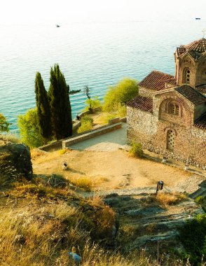 Kaneo 'daki Aziz John Manastırı. Mimarlık, turizm ve din kavramı. Kaneo 'daki Aziz John Kilisesi Ochrid Gölü kıyısındaki en karakteristik kiliselerden biridir..