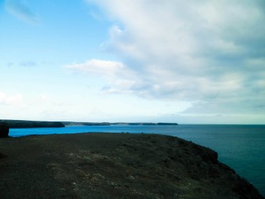 Playa Blanca 'daki kayalıklar, Lanzarote, Kanarya Adaları. Seyahat ve doğa kavramı.