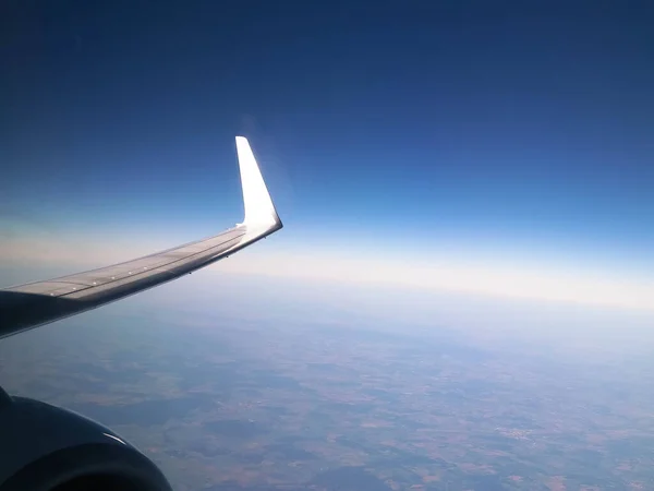 지구의 비행기 창에서 비행기가 — 스톡 사진