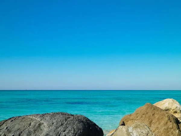Kameny Pláži Vadě Transparentní Tyrkysová Voda Bílý Písek Cestovní Přírodní — Stock fotografie