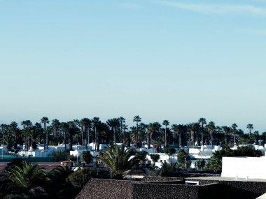 Playa Blanca 'nın manzarası, Lanzarote Kanarya Adaları. Turizm konsepti.