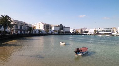 El Charco de San Gines manzarası - Arrecife City 'de marina ve içinde balıkçı tekneleri. Yelkencilik, turizm ve doğa konsepti.