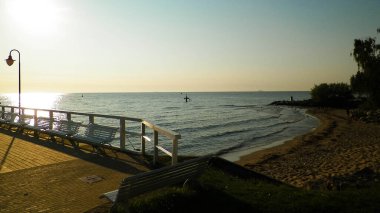 Polonya, Gdynia 'daki iskelede gün doğumu. Güzel cilalı doğa, baltık denizi ve yaz konsepti.