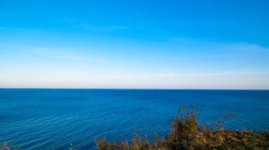 Polonya, Mechelinki 'deki Cliff' ten Baltık Denizi. Doğa ve seyahat kavramı. Boşluğu mavi gökyüzünde kopyala.