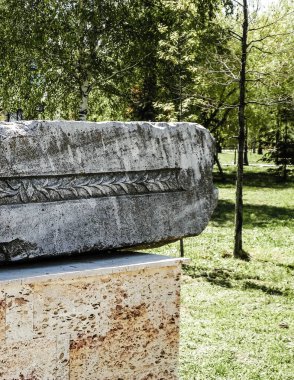 Romanya 'nın Köstence kentindeki parktaki antik kalıntılar. Tarih ve mimari kavramı.
