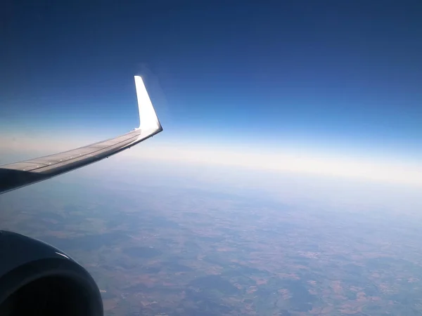 惑星地球上の飛行機の窓からの眺め 飛行機のエンジンと翼 交通機関の概念 — ストック写真
