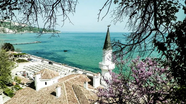 Karadeniz kıyısındaki Balchik Bulgaristan 'daki camii. Din, seyahat ve mimari konsepti.