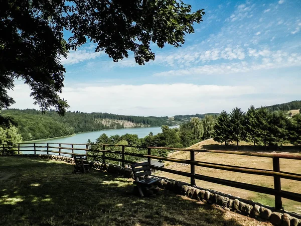 Kolano, Wiezyca Bölgesi, Polonya 'daki Ostrzyckie Gölü' nün güzel manzarası. Doğa, seyahat ve turizm konsepti.