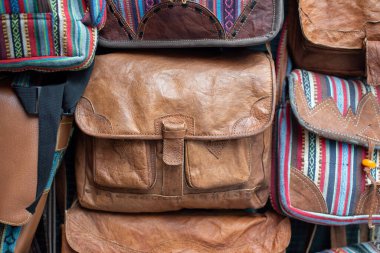 Geleneksel doğulu ve Arapça d 'li renkli deri çantalar.