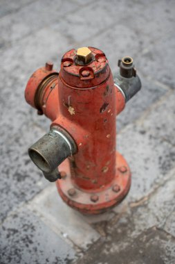 Kaldırım kenarında eski ve izole bir yangın musluğu.