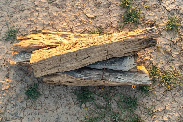 Doğal Arka Planda Bir Odun Yığınına Istiflenmiş Ham Kahverengi Yakacak — Stok fotoğraf